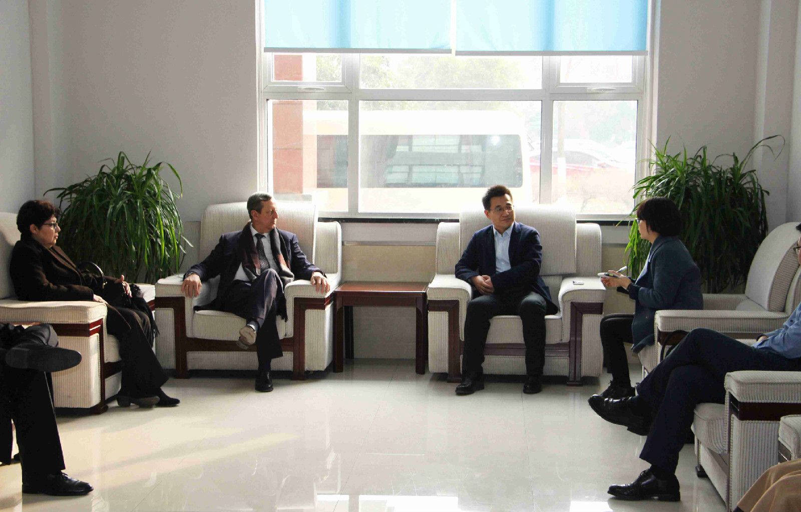古巴驻华大使拉米雷斯到银丰生物集团参观交流